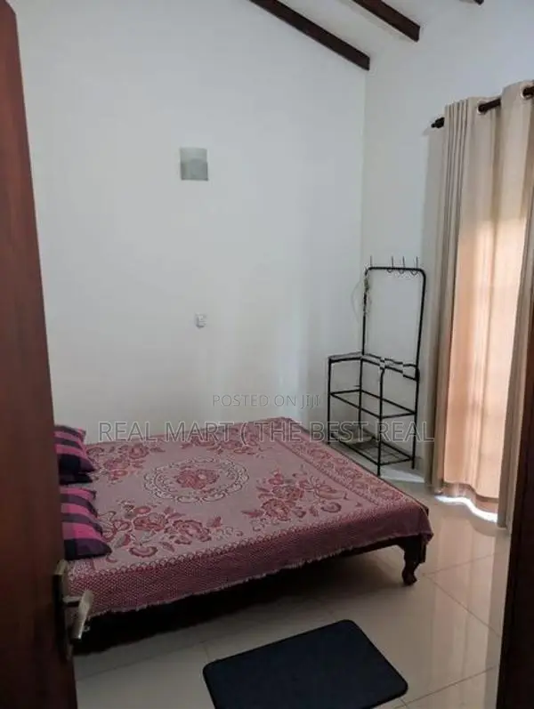 BORALESGAMUWA : 5-BR (10P) MODERN 3-STOREY HOUSE FOR SALE