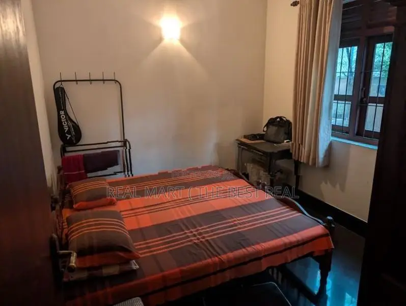 BORALESGAMUWA : 5-BR (10P) MODERN 3-STOREY HOUSE FOR SALE