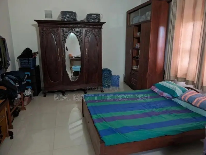 BORALESGAMUWA : 5-BR (10P) MODERN 3-STOREY HOUSE FOR SALE