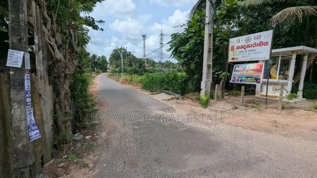 ඉබුල්ගොඩ – පියරත්න මාවතෙන් වටිනා ඉඩමක් /HS 14237