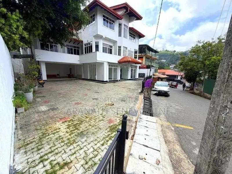 Commercial Building for Sale – Mulgampola Junction, Kandy City