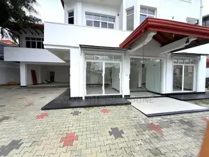 Commercial Building for Sale – Mulgampola Junction, Kandy City