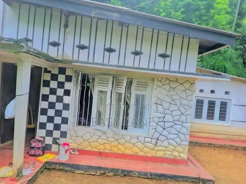 නුවර, ගෙලිඔය නගරයෙන් ගම්පල පාරට මුහුනලා නිවසක් / RU 15008