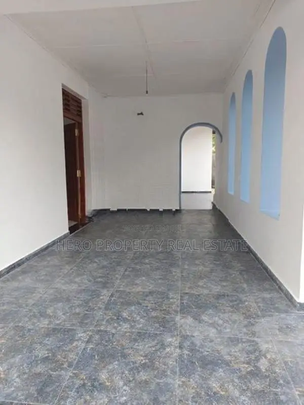 Semi Furnished Commercial Property for Rent in Kadawatha