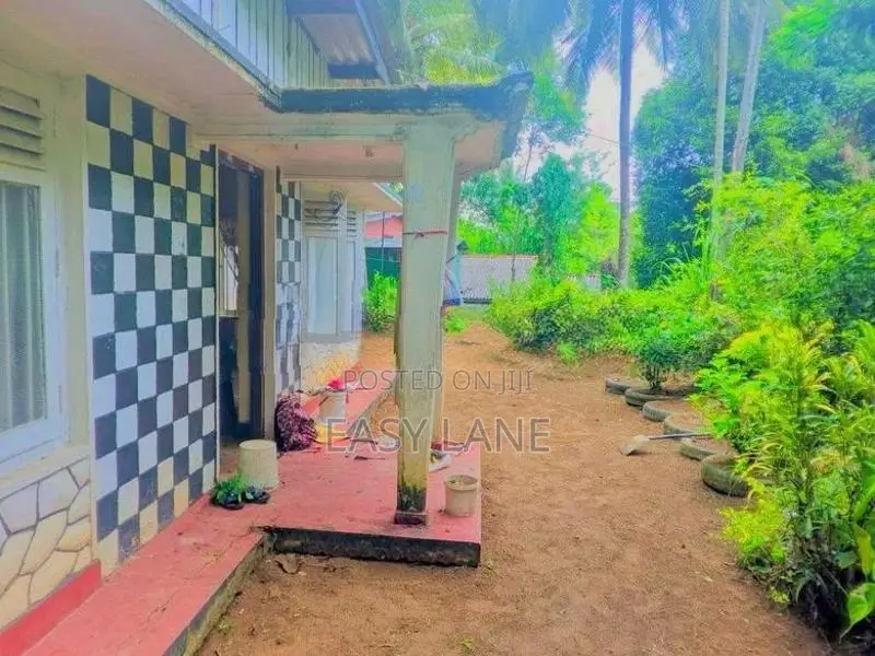 නුවර, ගෙලිඔය නගරයෙන් ගම්පල පාරට මුහුනලා නිවසක් / RU 15008