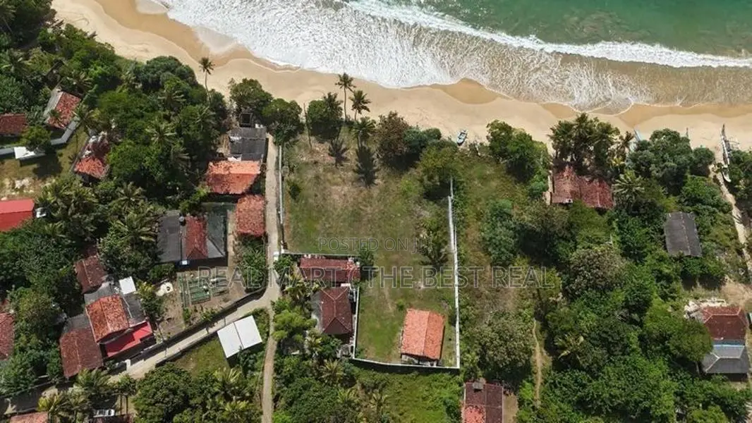 DIKWELLA : 109.75 PERCHES BEACH FRONT PROPERTY FOR SALE