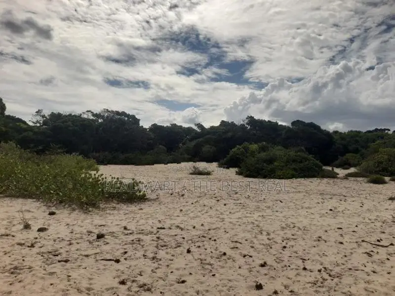 ARUGAM BAY : 46 ACRES BEACH FRONT LAND FOR SALE