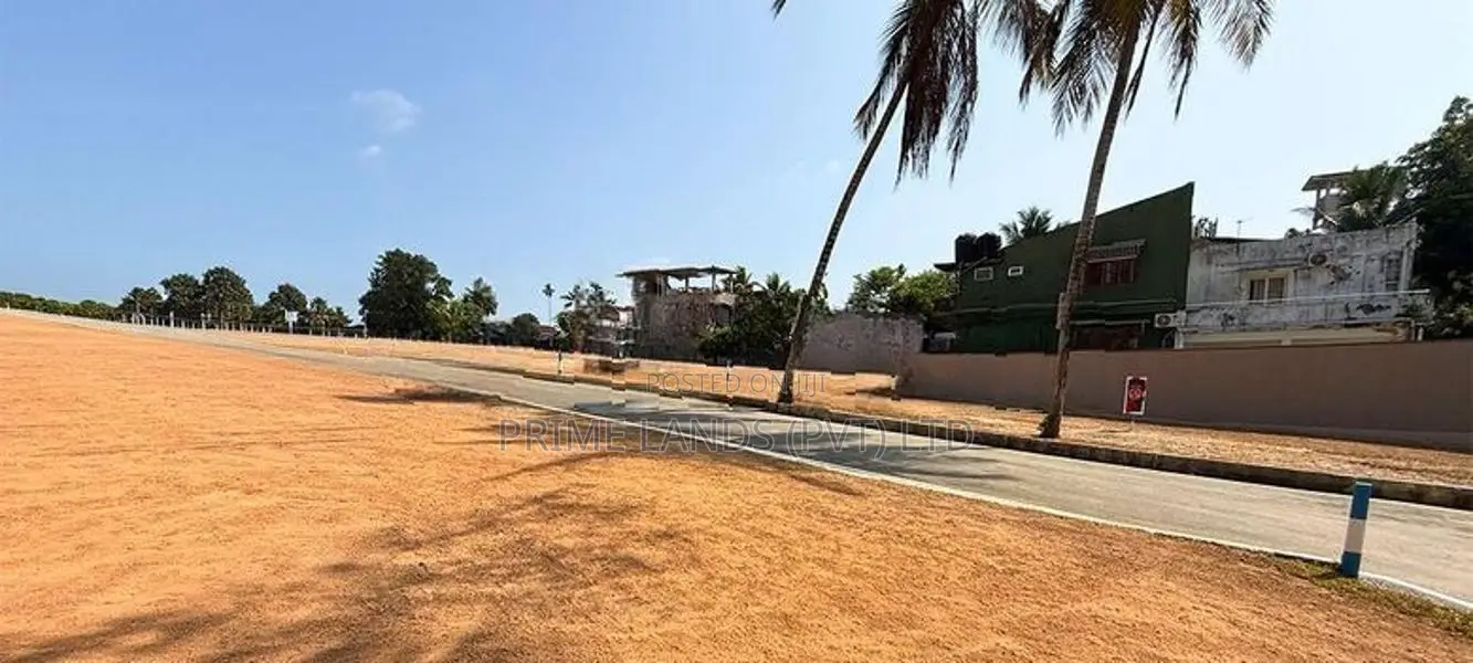 Athurugiriya Land for Sale ( Arangala Junction Main Road Facing)