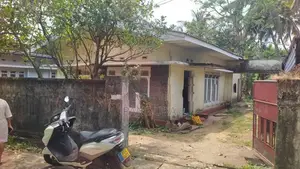 Land with old house for Sale in Kiribatgoda - Kandy road
