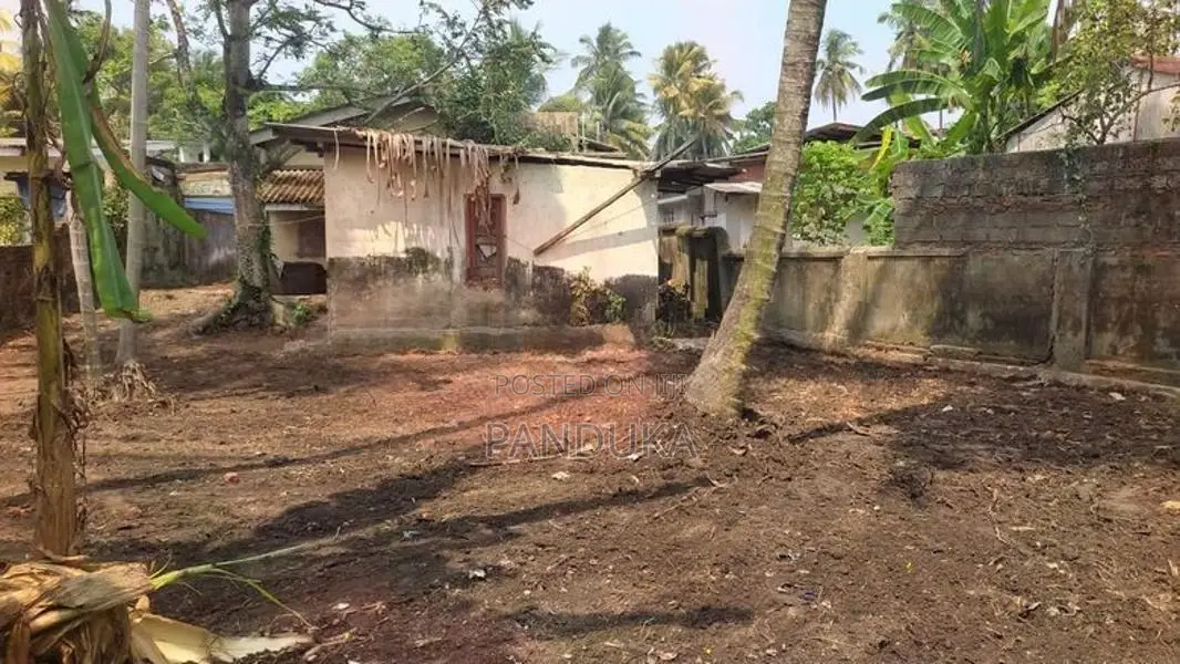 Land with old house for Sale in Kiribatgoda - Kandy road