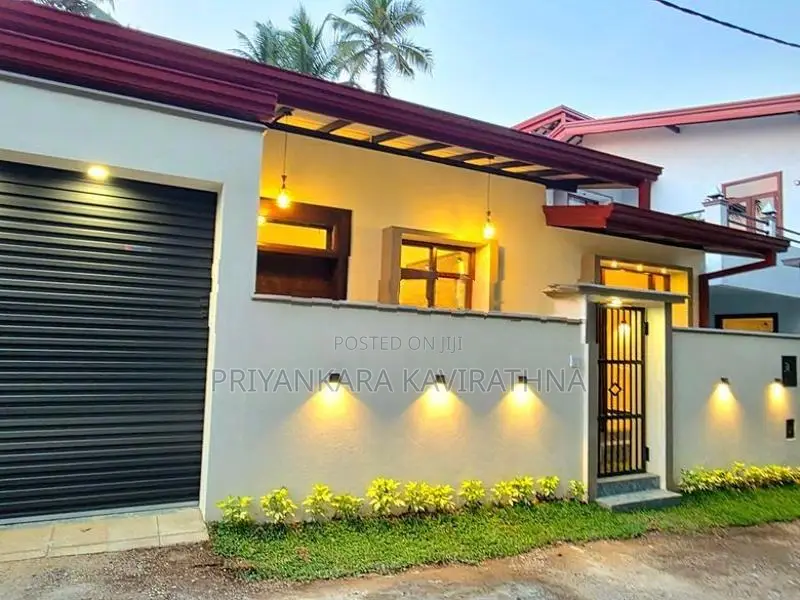 Solid Brand New Mordern House in Diyagama