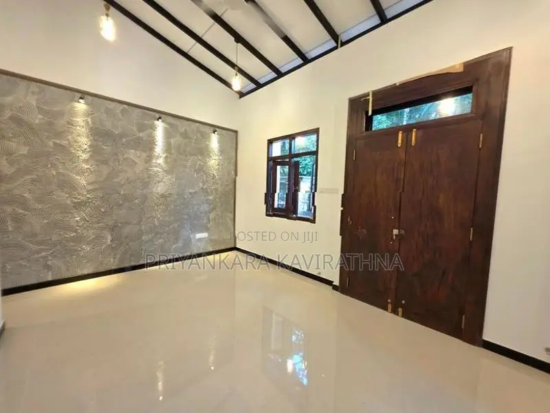 Solid Brand New Mordern House in Diyagama
