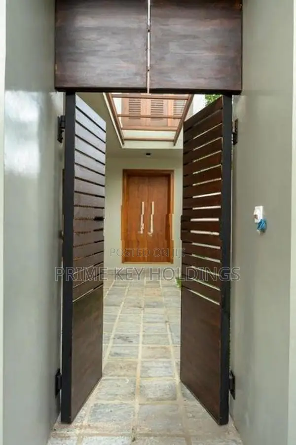 Luxury 3-Story House for Sale in Kesbewa