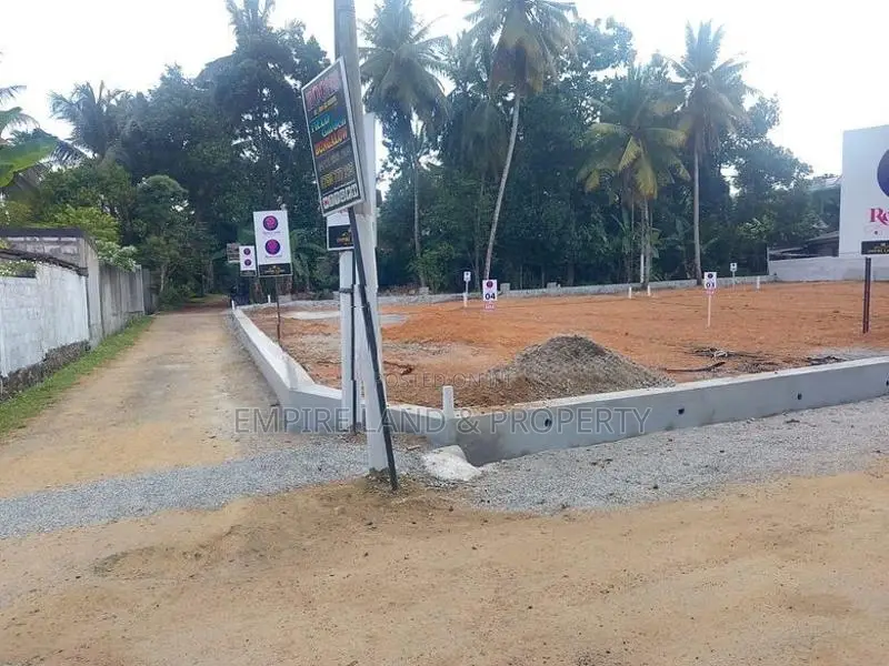 Near Homagama Walking distance to 138 Land For Sale In Galawilawatte