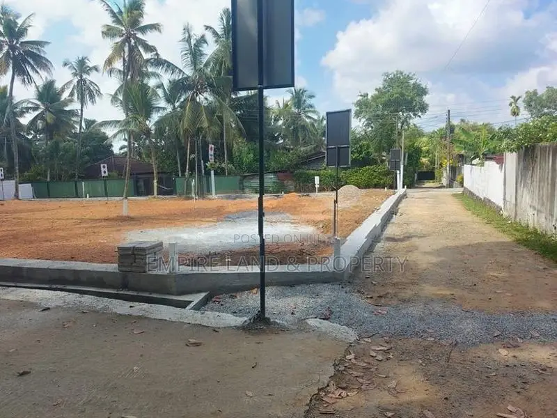 Beautiful Environment land for sale in Galawilawatte Homagama
