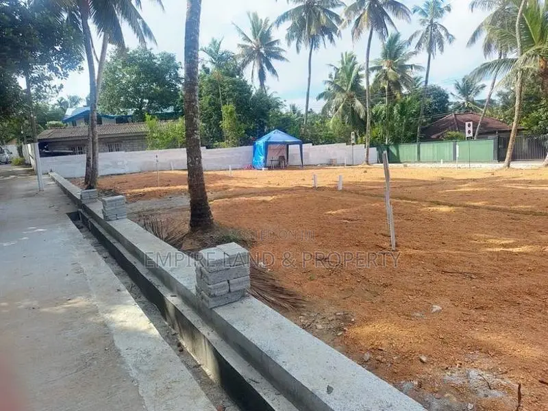 Near 138 Road Residential land for sale in Galawilawatte Homagama