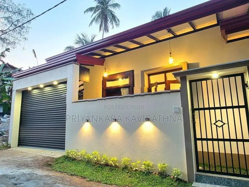 Solid Brand New Mordern House in Diyagama