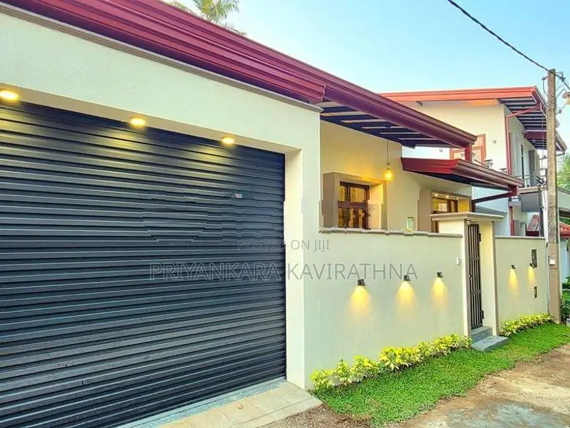 Solid Brand New Mordern House in Diyagama