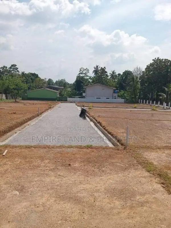 මිනුවන්ගොඩ 5 පාරට ඇවිදින දුරින් පදිංචියට බිම් කොටස් ජා ඇල ඒකල