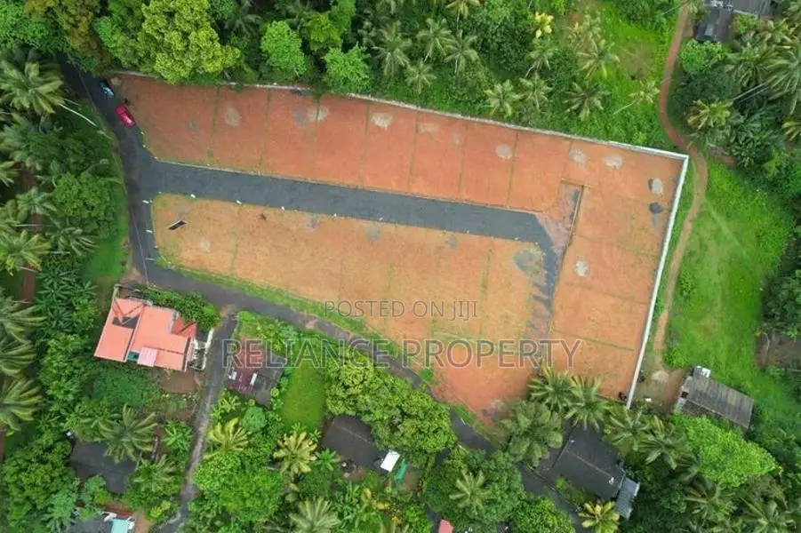 දෙල්ගහකන්ද හංදියෙන් ඉඩමක්