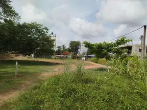 පිලියන්දල ,කහපොල බස් පාරට මුහුනලා බිම් කොටසක් විකිණීමට