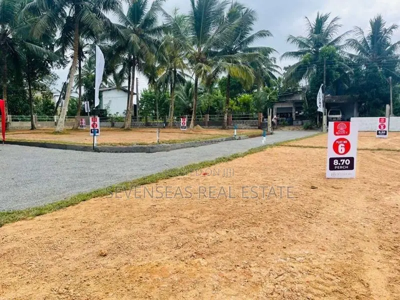 පොල්ගස්ඕවිට වෑතර පරන පාරෙන් අගනා නේවාසික බිම් කොටස් විකිණීමට