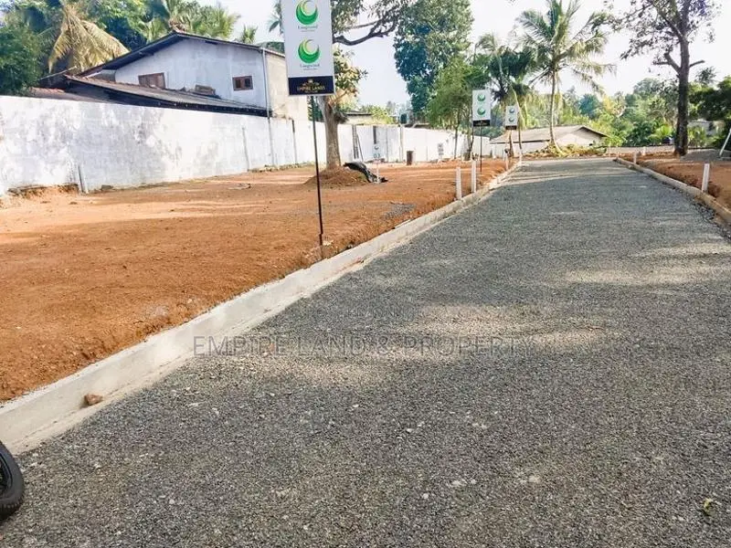 අගනා බිම් කොටස් නගරයට ලගින්ම බටකෑත්තර පාර පේනදුරින්