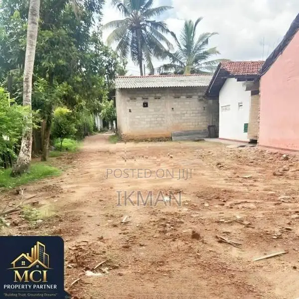 Land for Sale (ගනේමුල්ල පාරට මායිම්ව)