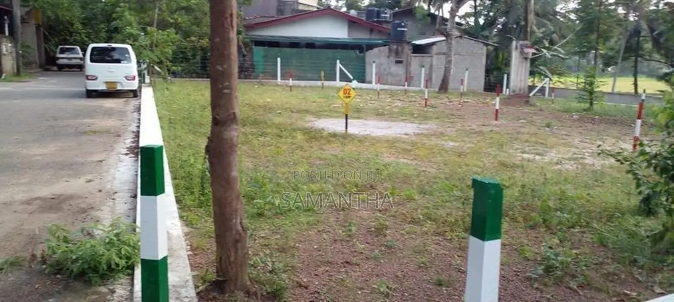 Battaramulla - Pelawatha Akuregoda Road 7 Perch Land for Sale