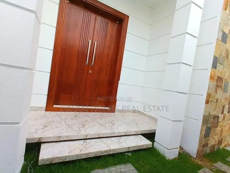3 Story Luxury House - Piliyandala