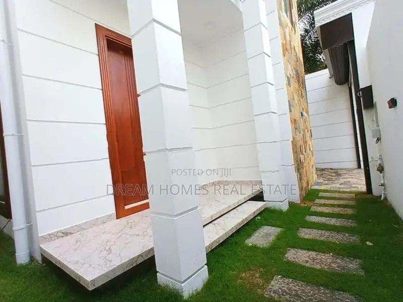3 Story Luxury House - Piliyandala
