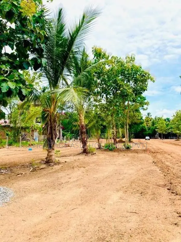 අනුරාධපුර කුට්ටම් පොකුණ ආසන්නයෙන් සින්නක්කර බිම් කොටස්