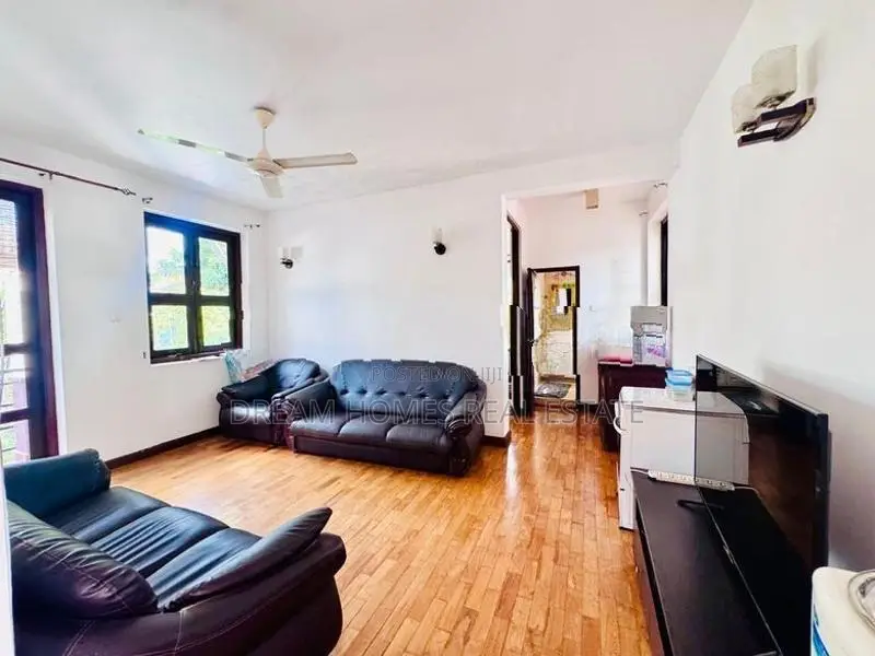 Luxury 3-Storey House with Pool – Thalapathpitiya