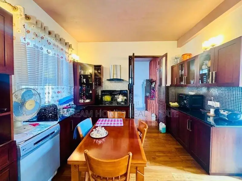 Luxury 3-Storey House with Pool – Thalapathpitiya