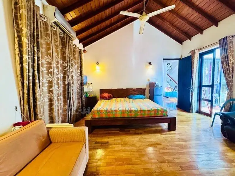 Luxury 3-Storey House with Pool – Thalapathpitiya