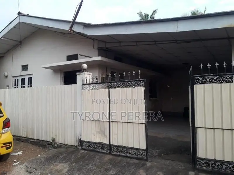 Moratuwa / Rawathawatte 50m to Galle Road House
