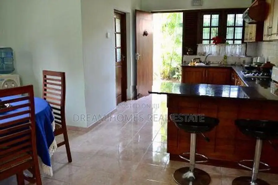 Spacious Luxury House on 50.2 Perches – Thalawathugoda