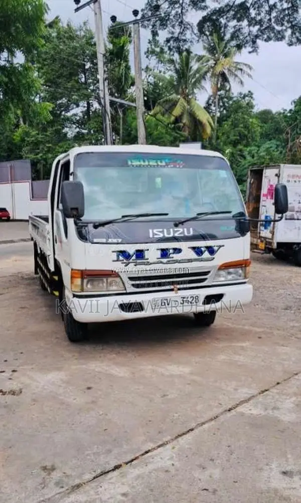 Isuzu ELF 2002 Lorry (Used)
