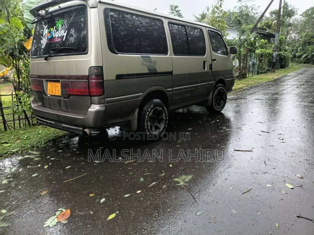 Toyota Dolphin 1998 Van (Used)