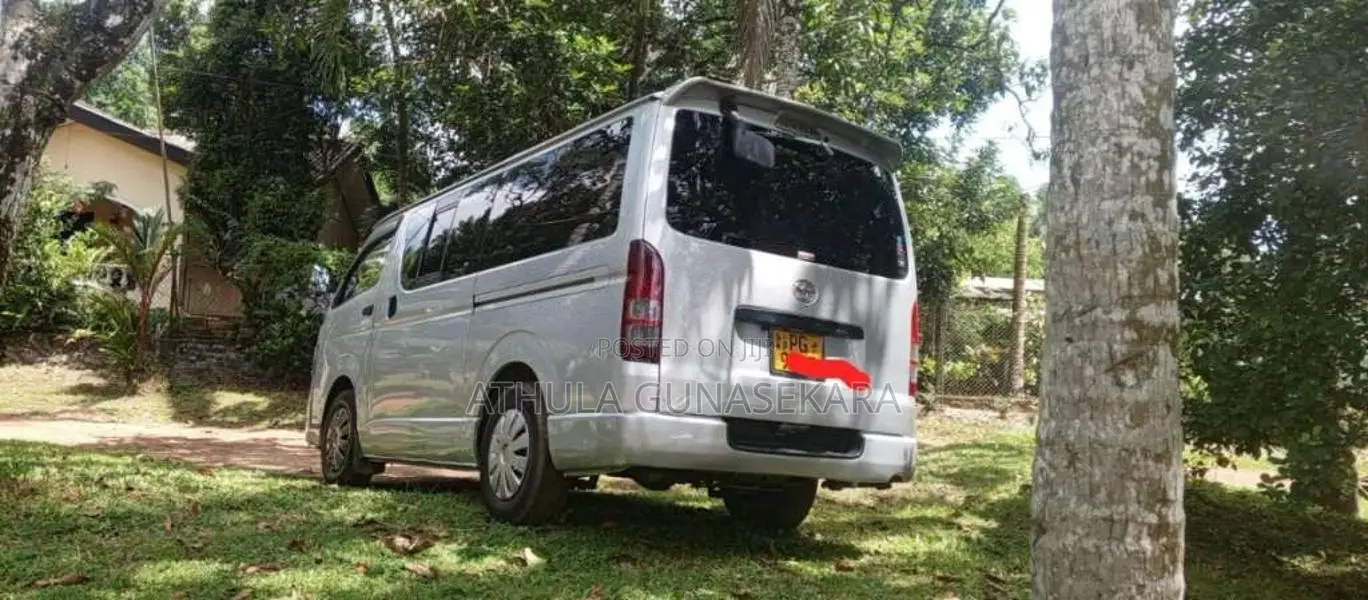 Toyota TRH 2012 Van (Used)