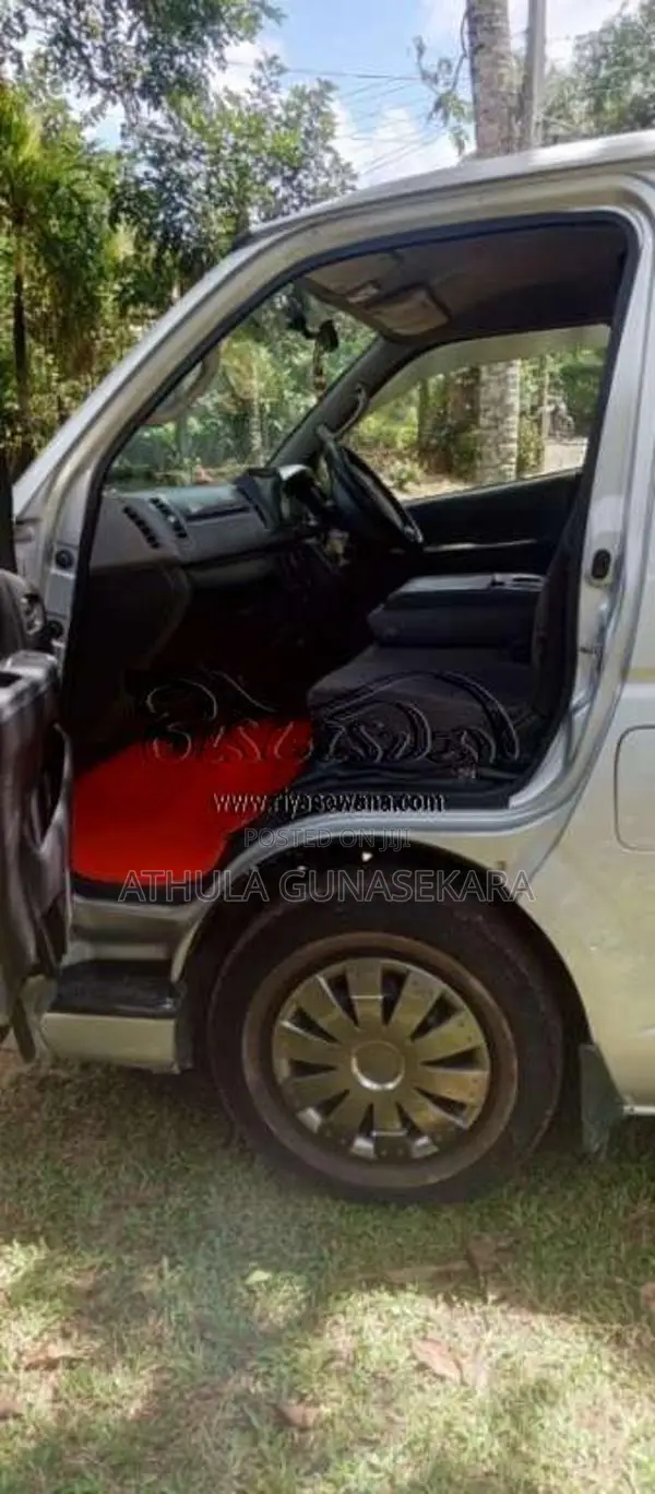 Toyota TRH 2012 Van (Used)