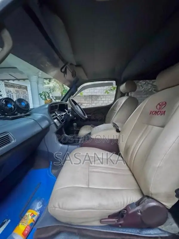 Toyota Dolphin 1993 Van (Used)
