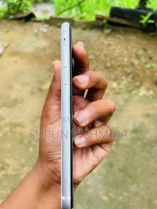 Apple iPhone SE 2 (Used)