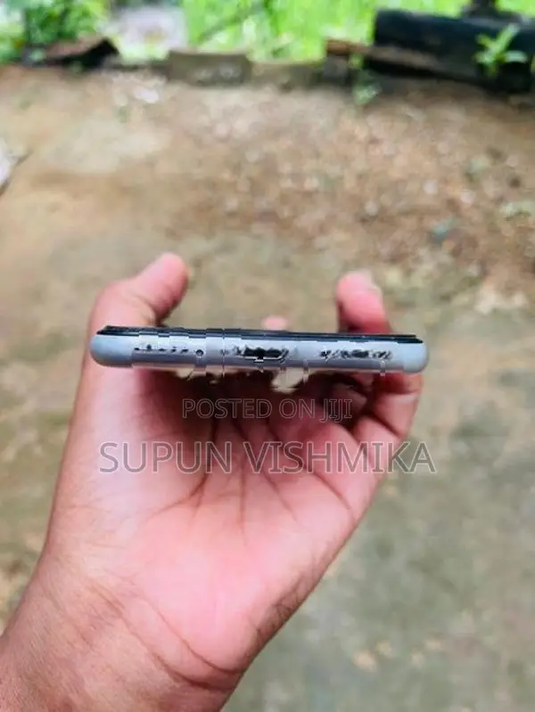 Apple iPhone SE 2 (Used)