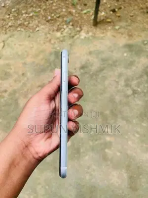 Apple iPhone SE 2 (Used)