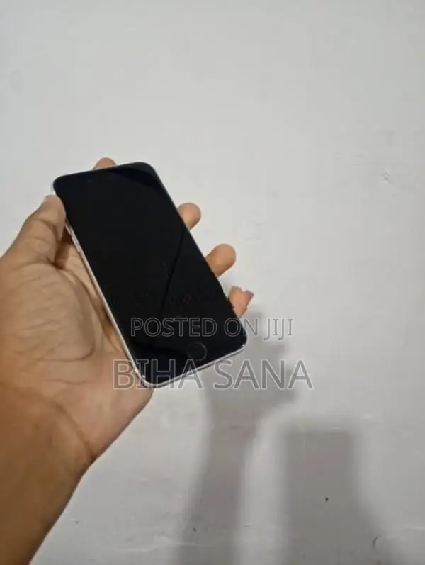 Apple iPhone SE 2 (Used)