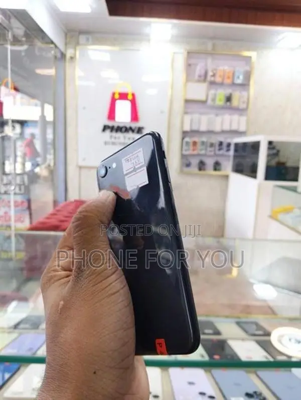 Apple iPhone SE 2 (Used)