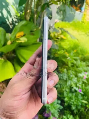 Apple iPhone SE 2 128gb (Used)