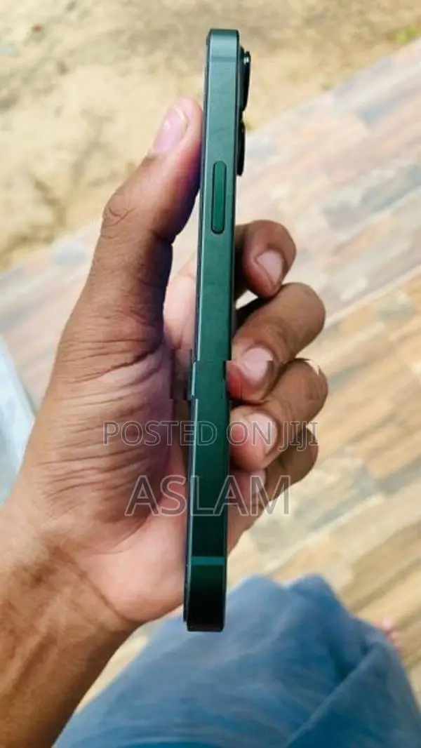 Apple iPhone 13 (Used)