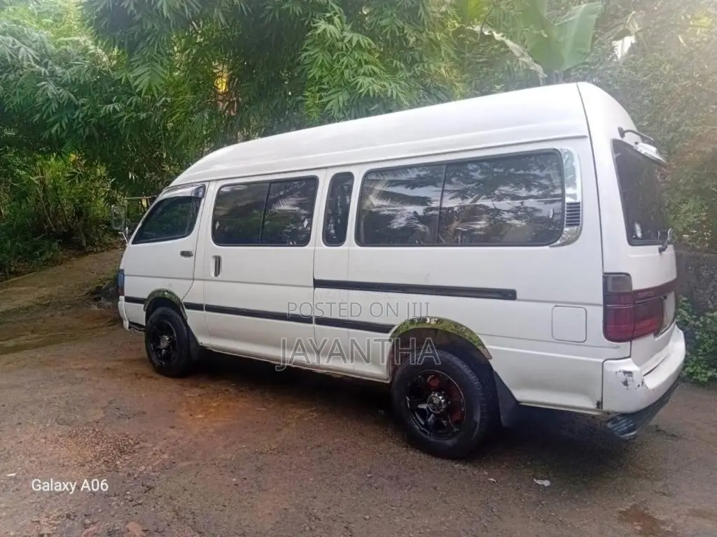 Toyota Dolphin 2002 Van (Used)